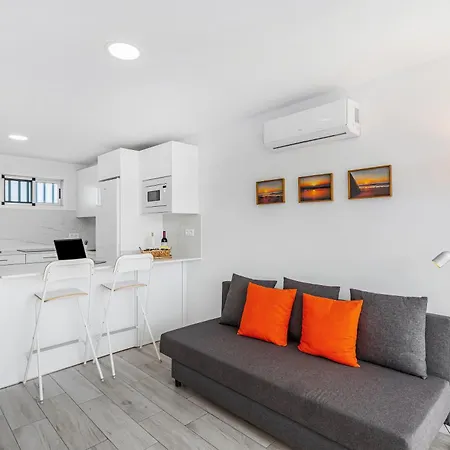 Newly Refurbished Beachfront Lejlighed