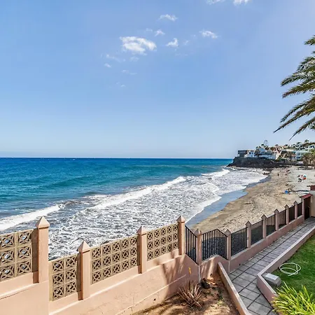 Newly Refurbished Beachfront شقة *
